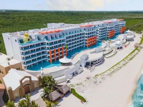莫雷洛斯港Nickelodeon Hotels & Resorts Riviera Maya - Gourmet All Inclusive by Karisma的海滩上的度假村的空中景致