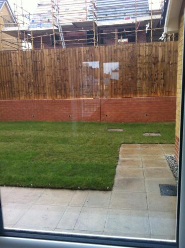 利物浦sen的享有带围栏的庭院景致的窗户
