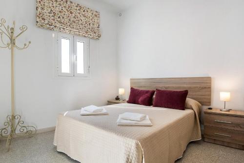 贝赫尔-德拉弗龙特拉Casa Marel Vejer的一间卧室配有一张大床和两条毛巾