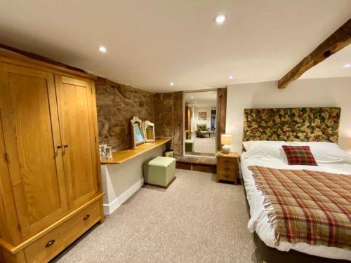 彭里斯Stunning barn minutes from the Lake District的一间带大床的卧室和一间浴室