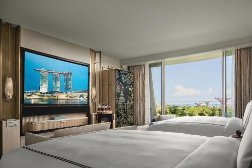 新加坡Marina Bay Sands的酒店客房带两张床和大屏幕电视