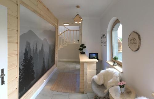 维斯瓦Hyrny Beskid的客厅设有楼梯和大型壁画