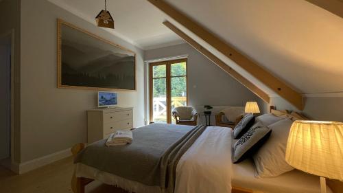 维斯瓦Hyrny Beskid的一间卧室设有一张大床和一个窗户。