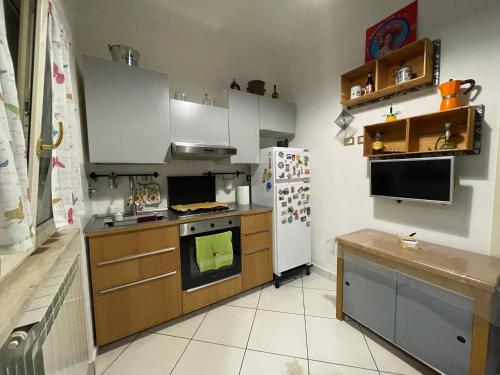 菲乌米奇诺TheMaki'sHouse的厨房配有炉灶和冰箱。