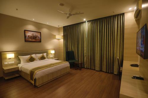 古尔冈GOA COUNTRY CLUB的酒店客房设有床和窗户。
