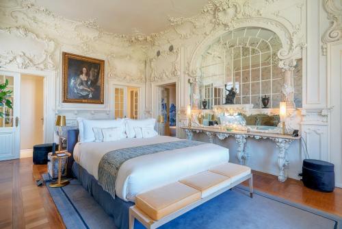 里斯本维莱德帕拉西奥圣卡塔琳娜州酒店的卧室配有一张白色大床和镜子