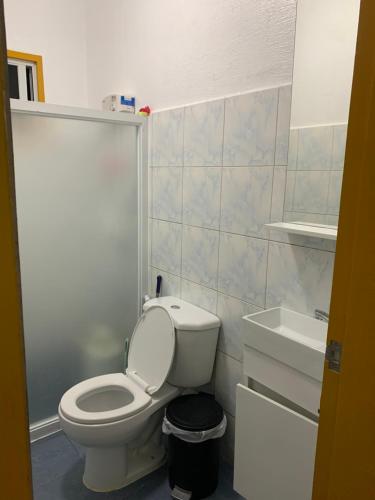 邦劳多莫斯当地旅馆的浴室配有白色卫生间和盥洗盆。