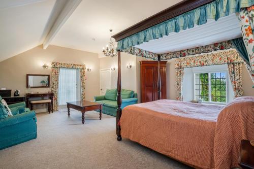 内瑟·斯托威Castle Of Comfort Hotel的一间卧室配有天蓬床和沙发