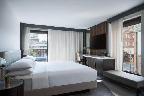 费城Philadelphia Marriott Old City的酒店客房设有一张床和一个大窗户