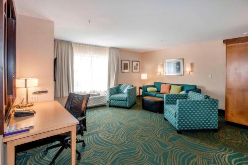普韦布洛普韦布洛市中心万豪斯普林希尔套房酒店的酒店客房设有书桌和客厅。