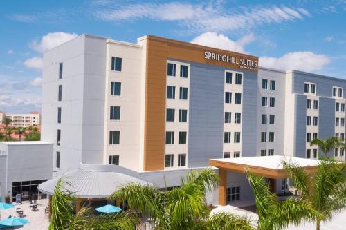 卡纳维拉尔角SpringHill Suites by Marriott Cape Canaveral Cocoa Beach的酒店前面的 ⁇ 染