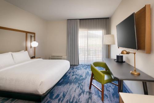 维尔京Fairfield Inn & Suites by Marriott Virgin Zion National Park的酒店客房配有一张床、一张书桌和一台电脑