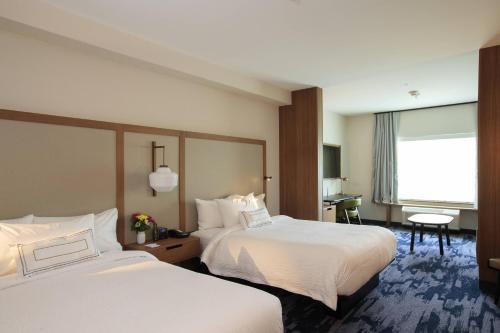 BerwynFairfield Inn & Suites by Marriott Philadelphia Valley Forge/Great Valley的酒店客房设有两张床和窗户。