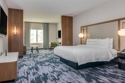 圣何塞Fairfield Inn & Suites by Marriott San Jose North/Silicon Valley的配有一张床和一张书桌的酒店客房