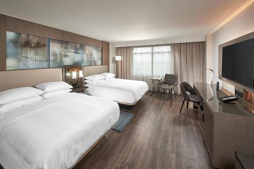 玛丽湖奥兰多万豪酒店玛丽湖的酒店客房设有两张床和一台平面电视。