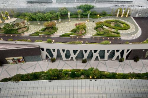 首尔首尔时代广场万怡酒店的享有大楼花园的顶部景致