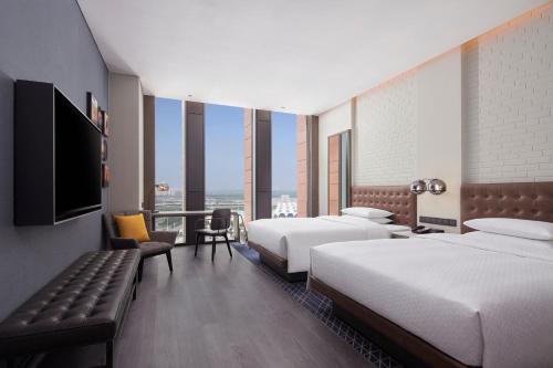 天津国家会展中心天津福朋喜来登酒店的酒店客房设有两张床和一台平面电视。
