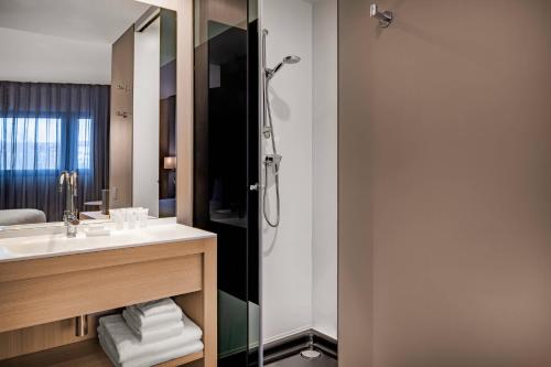 巴塞罗那桑茨万豪AC酒店的带淋浴和盥洗盆的浴室