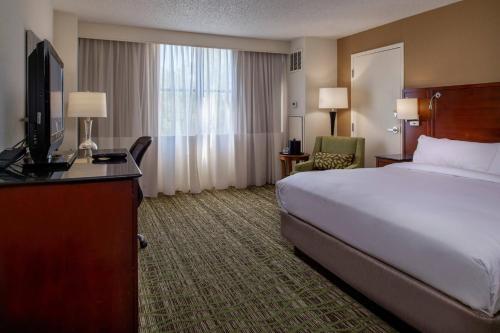 切斯特菲尔德圣路易斯西万豪酒店的配有一张床和一台平面电视的酒店客房