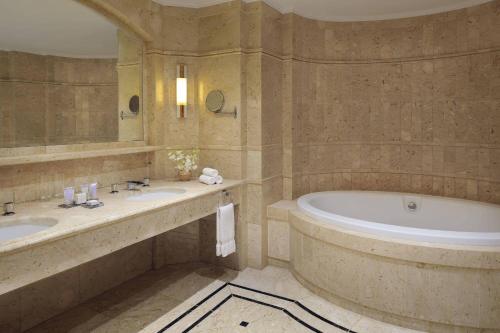 索瓦马死海万豪酒店&度假村的浴室配有两个盥洗盆和浴缸。