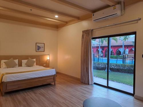 盘蓬PM Lake Mabprachan Pattaya的一间卧室设有一张床和一个大型滑动玻璃门