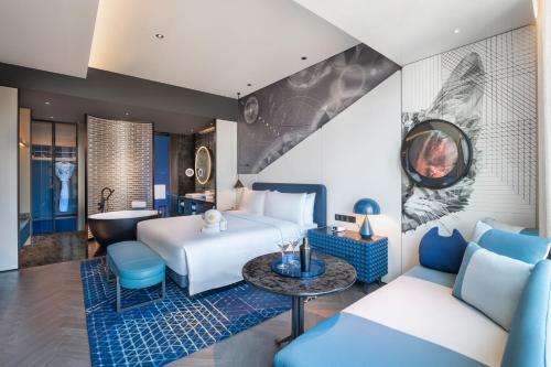 长沙长沙 W 酒店的一间酒店客房 - 带一张床和一间浴室