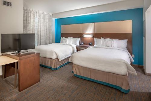 达拉斯Residence Inn by Marriott Dallas at The Canyon的酒店客房设有两张床和一台平面电视。