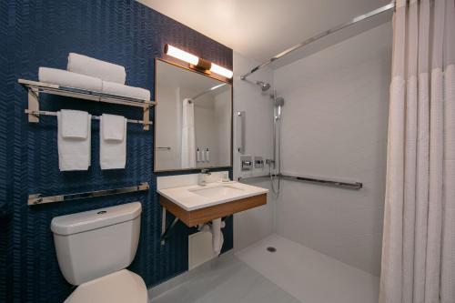 皇后区费尔菲尔德肯尼迪机场万豪酒店的一间带卫生间、水槽和镜子的浴室