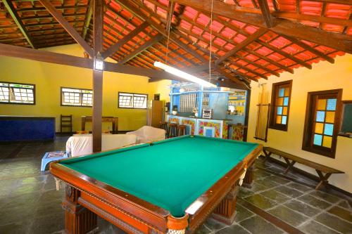 伊泰帕瓦Vila da Sol Itaipava casas e estúdios的一张位于房间中间的台球桌
