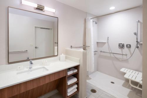 西棕榈滩Fairfield by Marriott Inn & Suites West Palm Beach的一间带水槽、淋浴和镜子的浴室
