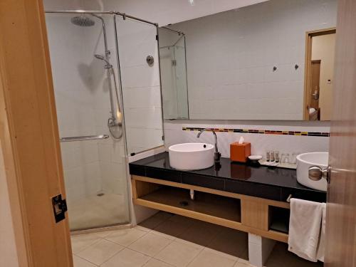 盘蓬PM Lake Mabprachan Pattaya的浴室配有盥洗盆和带镜子的淋浴