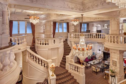 伦敦圣尔敏酒店 - 傲途格精选酒店的吊灯楼里的一个大楼梯