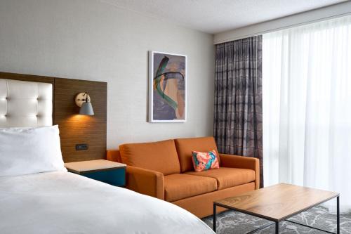 拉瑟福德梅多兰兹万丽酒店的酒店客房,配有床和沙发