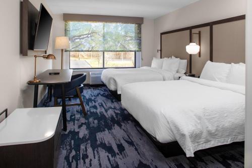 斯普林菲尔德Fairfield Inn & Suites Springfield Enfield的酒店客房配有两张床和一张书桌