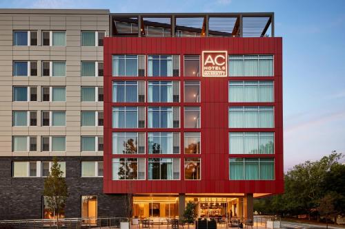 亚特兰大AC Hotel by Marriott Atlanta Perimeter的上面有AC利益标志的红色建筑