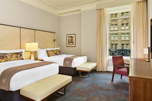 旧金山旧金山皇宫豪华精选酒店的酒店客房配有两张床和一张书桌