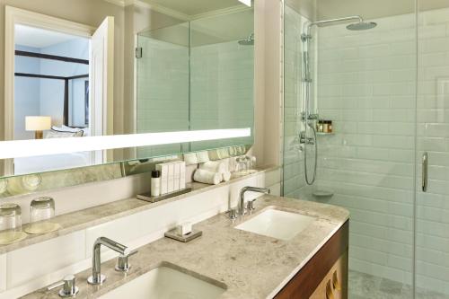 旧金山旧金山皇宫豪华精选酒店的一间带水槽和淋浴的浴室