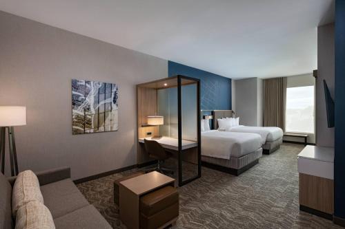韦科SpringHill Suites Waco的酒店客房,设有两张床和一张沙发