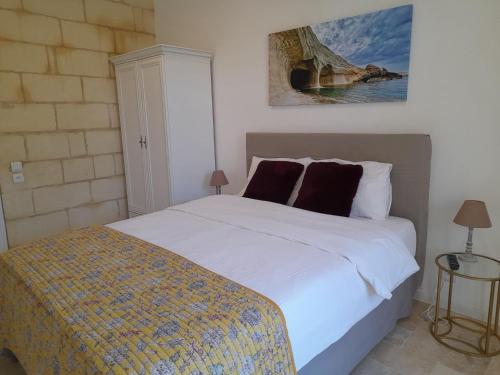 ŻabbarPalazzo Pisani Malta B&B的卧室配有一张白色大床