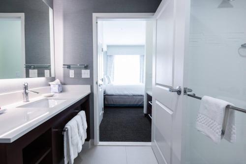 俄克拉何马城Residence Inn by Marriott Oklahoma City Airport的白色的浴室设有水槽和镜子