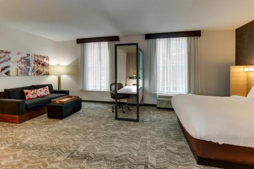 伯明翰伯明翰市中心UAB万豪春季山丘套房酒店的酒店客房配有一张沙发和一张书桌