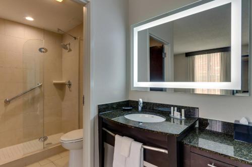 伯明翰伯明翰市中心UAB万豪春季山丘套房酒店的一间带水槽、淋浴和镜子的浴室