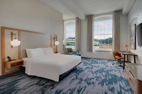 麦迪逊Fairfield Inn & Suites Madison Historic Eagle Cotton Mill的配有一张床和一张书桌的酒店客房