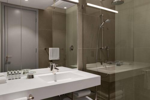 开普敦AC Hotel by Marriott Cape Town Waterfront的浴室配有白色水槽和淋浴。