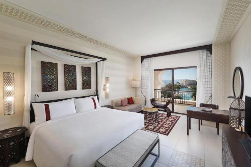 亚喀巴Al Manara, a Luxury Collection Hotel, Aqaba的一间带一张白色大床的卧室和一个阳台