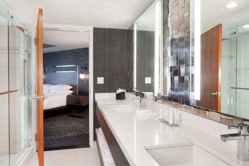 弗里蒙特万豪酒店弗里蒙特硅谷店的一间带两个盥洗盆的浴室和一间卧室