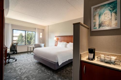 Ewing尤因霍普韦尔万怡酒店的配有一张床和一张书桌的酒店客房