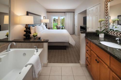 棕榈荒漠谢杜里奇I号万豪村庄酒店的酒店客房带一张床、一个浴缸和一间卧室