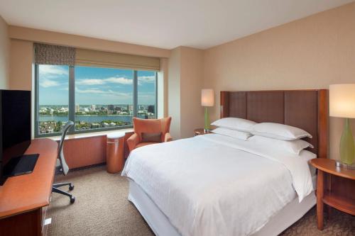 波士顿喜来登波士顿酒店的一间酒店客房,设有一张大床和一个大窗户