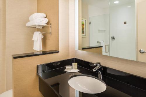 奥兰多奥兰多东/中佛罗里达大学体育馆万豪费尔菲尔德套房酒店的一间带水槽和镜子的浴室